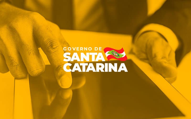 Histórias de sucesso, logo do Governo de Santa Catarina, dedo apontando para a tela de um tablet